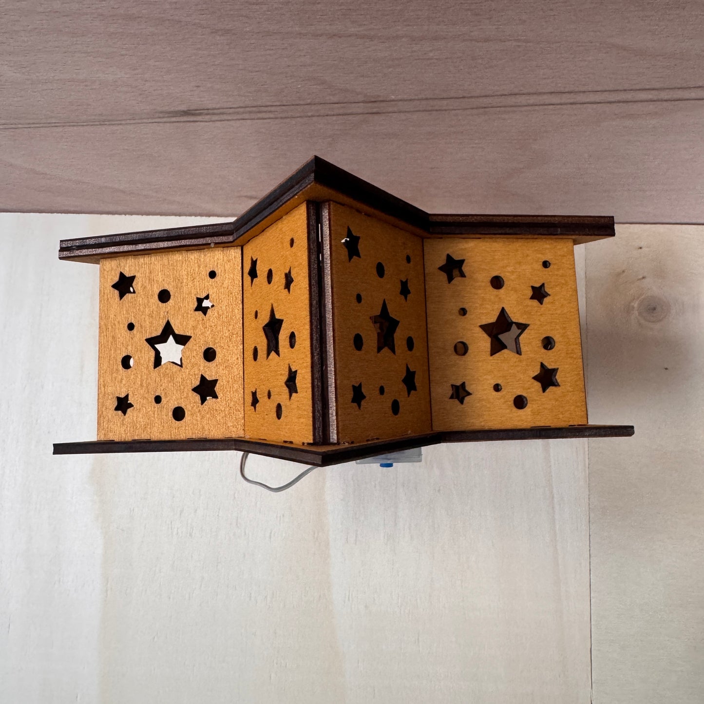 Holzsternlampe mit LED-Lichterkette & Timerfunktion