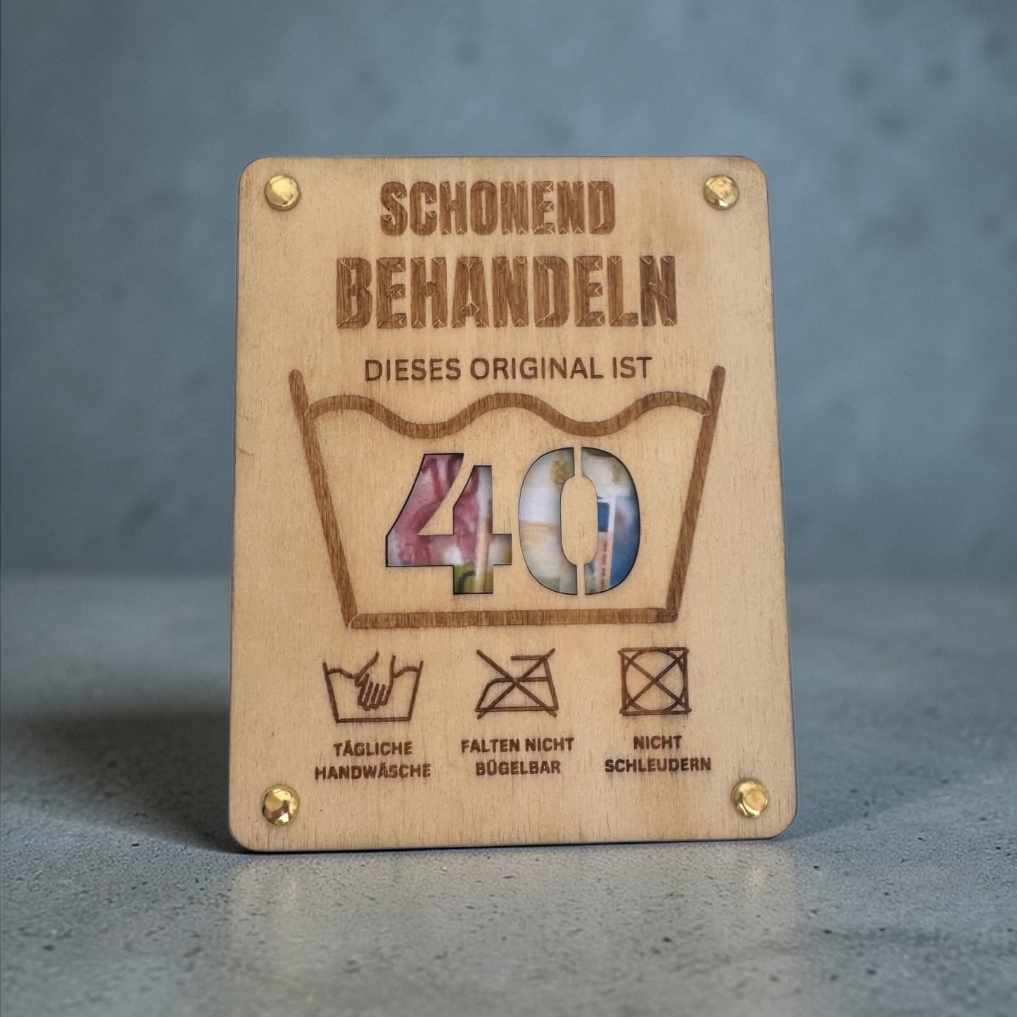 Holz-Geschenkkarte „Schonend behandeln“