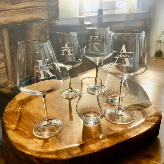 Weiß- oder Rotweinglas mit Initial und Namen